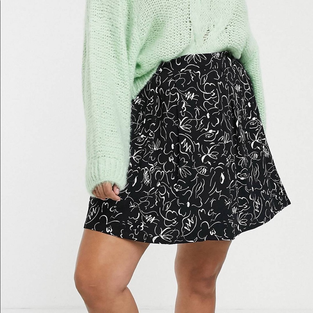 Mono print box pleated skirt